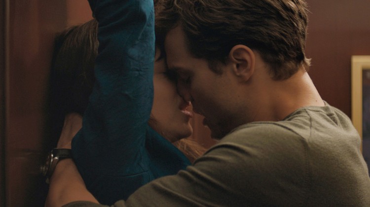 Anastasia (Dakota Johnson) og Christian (Jamie Dorner) i Fifty Shades of Grey (Foto: United International Pictures).