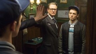 Harry (Colin Firth) viser Eggsy (Taron Egerton) et spesielt speil i Kingsman: The Secret Service (Foto: Fox film).
