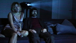 Carla (Valeria Bruni Tedeschi) og Donato (Luigi Lo Cascio) ser film i filmen Menneskelig kapital (Foto: Norsk Filmdistribusjon).