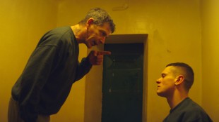 Neville (Ben Mendelsohn) belærer Eric (Jack O'Connell) om fengselslivet i Starred Up (Foto: Warner Bros. Entertainment).