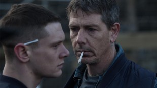 Eric (Jack O'Connell) møter faren Neville (Ben Mendelsohn) i fengselet i Starred Up (Foto: Warner Bros. Entertainment).