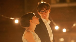 Jane (Felicity Jones) og Stephen Hawking (Eddie Redmayne) forelsker seg i The Theory of Everything (Foto: United International Pictures).