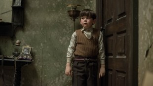 Foreldreløse Edward (Oaklee Pendergast) blir litt for godt kjent med husets spøkelse. (Foto: Norsk Filmdistribusjon)