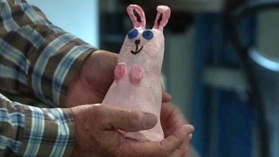 Jay lager en kanin av keramikk til Gloria på bryllupsdagen. Ååå så fin! (Foto: ABC).