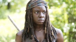 Danai Gurira som Michonne i femte sesong av The Walking Dead. (Foto: FOX).
