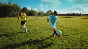 Fotball er en viktig del av guttenes liv i Brødre (Foto: Fenris film/Euforia).