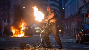 Dwayne Johnson spiller nok en gang den tøffe politimannen Hobbs i Fast And Furious 7 (Foto: United International Pictures).