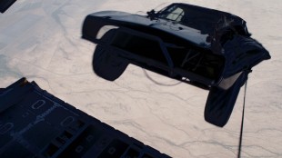 En noe uvant situasjon for bilkjøring i Fast And Furious 7 (Foto: United International Pictures).
