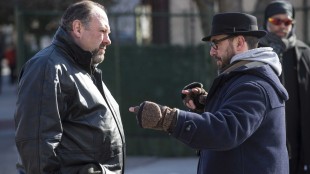 James Gandolfini får instrukser fra regissør Michaël R. Roskam under innspillingen av «The Drop» (Foto: Tour de Force).