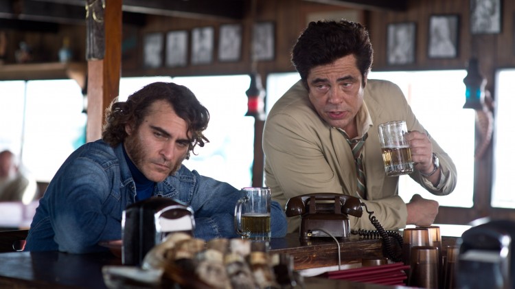Joaquin Phoenix og Benicio Del Toro i Inherent Vice (Foto: SF Norge AS/Warner).