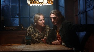 Coy Harlingen (Owen Wilson) og "Doc" Sportello (Joaquin Phoenix) i Inherent Vice (Foto: SF Norge AS/Warner).