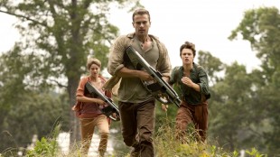 Tris (Shailene Woodley), Four (Theo James) og Caleb (Ansel Elgort) på rømmen i Insurgent (Foto: Summit/Lionsgate).