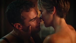 Four (Theo James) og Tris (Shailene Woodley) i en lunken scene fra Insurgent (Foto: Summit / Lionsgate).