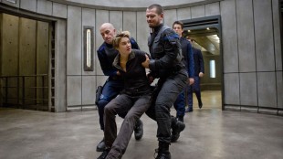 Tris (Shailene Woodley) tas til fange av soldater fra de Lærde i Insurgent (Foto: Summit / Lionsgate).