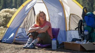 Cheryl (Reese Witherspoon) har teltet for natten i Wild (Foto:  Fox Film).