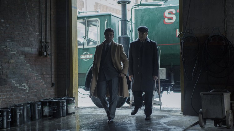 Oljeforhandleren Abel (Oscar Isaac) og advokaten Walsh (Albert Brooks) navigerer i skitten bransje i A Most Violent Year (Foto: Norsk Filmdistribusjon).