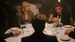 Anna (Jessica Chastian) og Abel (Oscar Isaac) på avgjørende middag i A Most Violent Year (Foto: Norsk Filmdistribusjon).