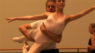 Torgeir Lund løfter dansepartner i Ballettguttene (Tour de Force).