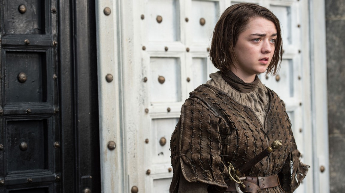 Arya utenfor the House of Black and White i andre episode. (Foto: HBO Nordic).