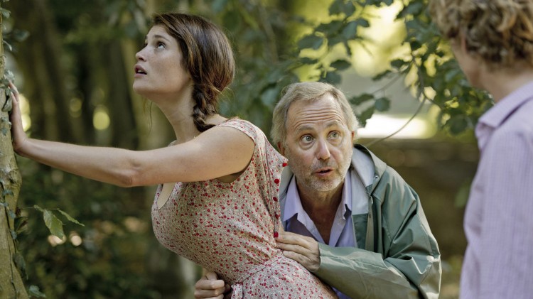 Martin (Fabrice Luchini) har et godt øye til tittelfiguren (Gemma Arterton) i Gemma Bovery (Foto: Storytelling Media).