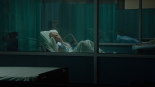 Jay (Maika Monroe) får pustepause på sykehus i It Follows (Another World Entertainment Norway AS).