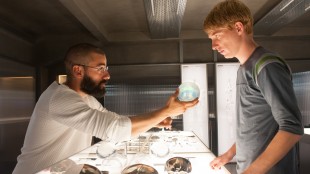 Nathan (Oscar Isaac) viser fram en kunstig hjerne til Caleb (Domhnall Gleeson) (Foto: United International Pictures)