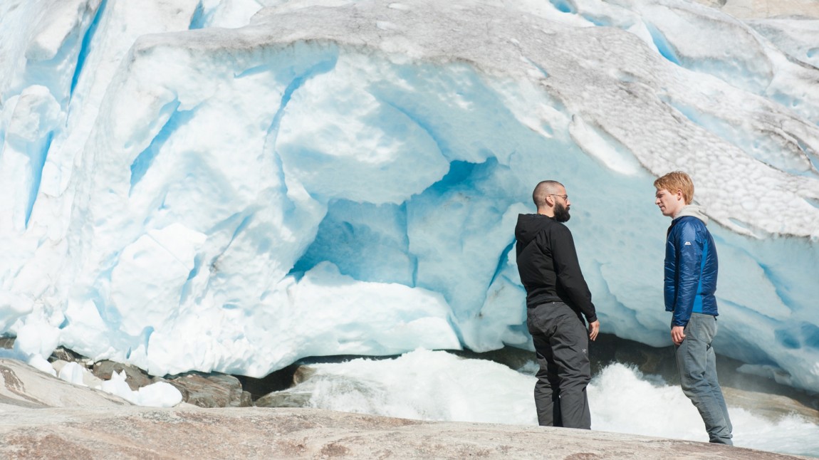 Nathan (Oscar Isaac) og Caleb (Domhnall Gleeson) diskuterer kunstig intelligens foran en naturlig isbre. (Foto: United International Pictures)