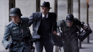 Jacques Lanvin (Jean-Marc Roulot) ledsages av soldater gjennom den franske hovedstaden i Mannen som reddet Paris (Foto: Europafilm).