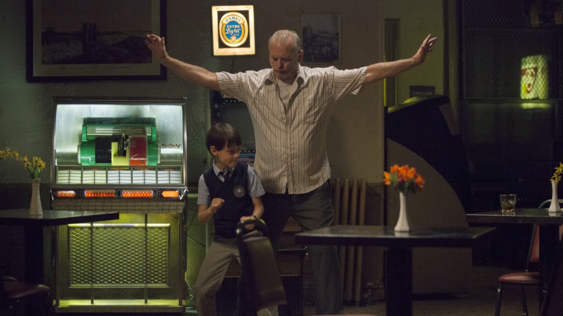 Lille Oliver (Jaeden Lieberher) og gamle Vincent (Bill Murray) på dansegulvet. (Foto: Norsk Filmdistribusjon)