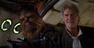 Chewbacca (Peter Mayhew) og Han Solo (Harrison Ford) kommer i «The Force Awakens» tilbake til romskipet Millenium Falcon. (Foto: Disney / StarWars.com)