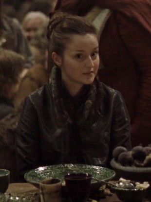 Her ser vi et glimt av  Sansas bestevenninne Jeyne i den aller første Game of Thrones-episoden. Nå tar Sansa over hennes historielinje. (Foto: HBO Nordic).