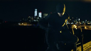 Matt Murdock (Charlie Cox) er advokat om dagen, men om natten beskytter han byens svakest stilte i «Marvel's Daredevil». (Foto: Netflix)