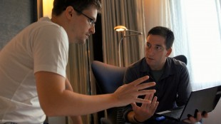 Edward Snowden og journalist Glen Greenwald på hotellrommet kort tid etter de først møttes. Stillbilde fra filmen «Citizenfour». (Foto: Tour de Force)