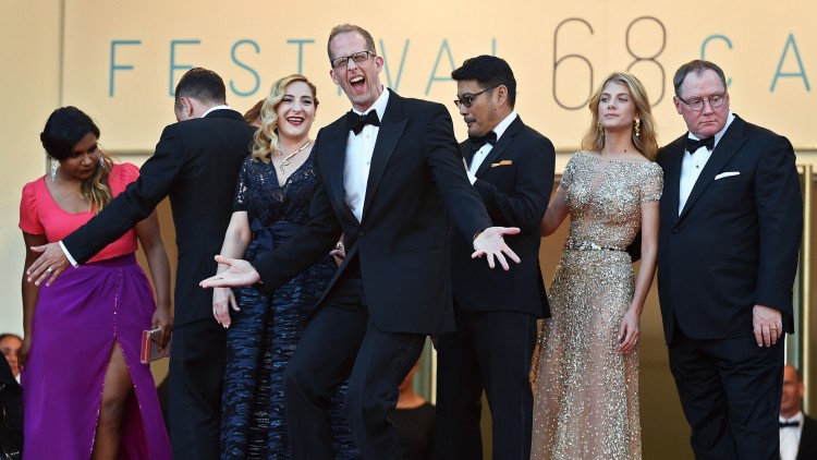 Regissør Pete Docter (i midten) på den røde løperen før Cannes-visningen av Innsiden ut (Foto: AFP PHOTO / ANNE-CHRISTINE POUJOULAT).