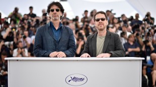 Joel Coen og Ethan Coen er juryledere under årets filmfestival i Cannes (Foto: AFP PHOTO / BERTRAND LANGLOIS).