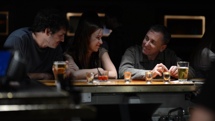 David (Tim Roth) møter et nyforlovet par på bar i Chronic (Foto: Festival de Cannes).