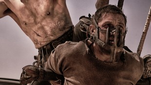 Max (Tom Hardy) blir motvillig del av jakten på Furiosa i Mad Max: Fury Road (Foto: SF Norge AS).