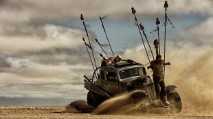 Ett av mange krigerske ørkenkjøretøy i Mad Max: Fury Road (Foto: SF Norge AS).
