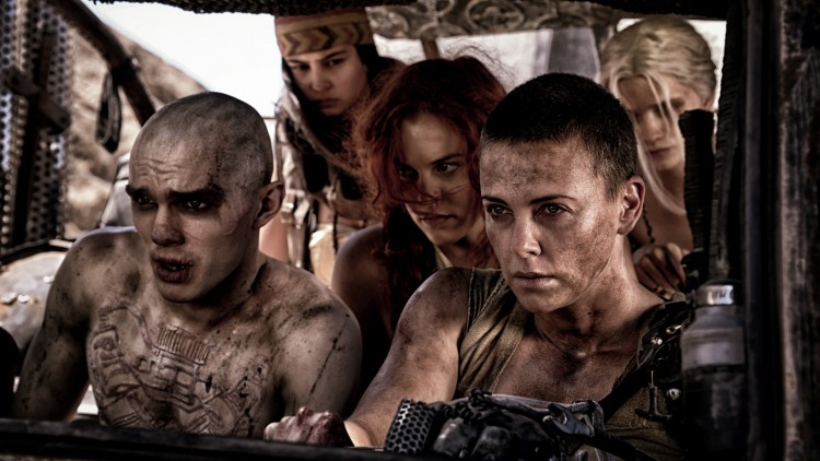 Nux (Nicholas Hoult) og Furiosa (Charlize Theron) forener krefter i Mad Max: Fury Road (Foto: SF Norge AS).