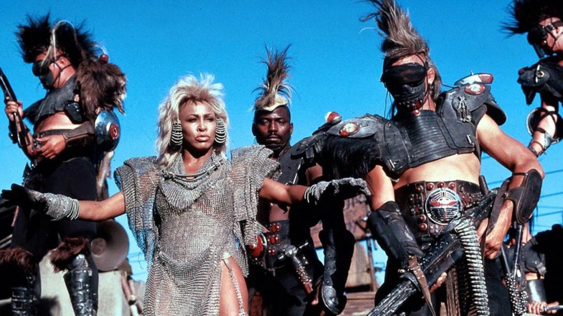 Tina Turner som den nådeløse og praktisk anlagte Aunty. Turner hadde både filmmusikken og skurkerollen i Beyond Thunderdome. (Foto: Kennedy Miller Productions, Warner Bros.)