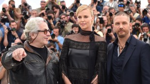Regissør George Miller med skuespillerne Charlize Theron og Tom Hardy i Cannes (Foto: FP PHOTO / ANNE-CHRISTINE POUJOULAT).
