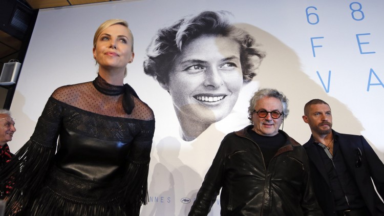 Charlize Theron, Tom Hardy og regissør George Miller ankommer pressekonferansen i Cannes (Foto: REUTERS/Eric Gaillard)