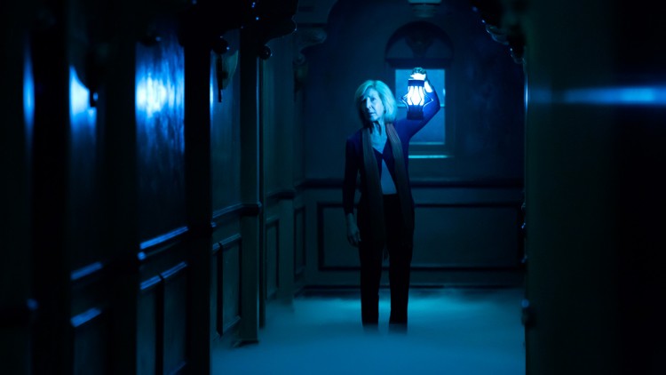 Elise (Lin Shaye) beveger seg inn i "Det fjerne" i Insidious 3 (Foto: United International Pictures).