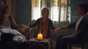 Elise (Lin Shaye) starter en seanse med Quinn (Stefanie Scott) og Sean (Dermot Mulroney) i Insidious 3 (Foto: United International Pictures).