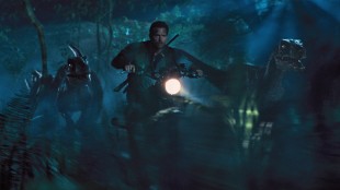 Owen (Chris Pratt) tar med sine halvtemmede Velociraptorer på jakt i Jurassic World (Foto: United International Pictures).