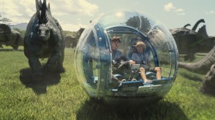 Zach (Nick Robinson) og Gray (Ty Simpkins) på tur i temaparken Jurassic World (Foto: United International Pictures).