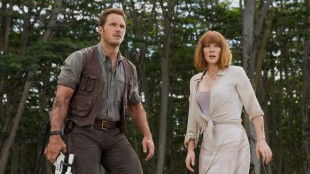 Owen (Chris Pratt) og Claire (Bryce Dallas Howard) ser noe stort i Jurassic World (Foto: United International Pictures).