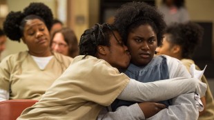 Crazy eyes (Uzo Aduba) og Taystee (Danielle Brooks) finner trøst i hverandre etter at Vee forlot dem på slutten av sesong 2. (Foto: JoJo Whilden/Netflix)