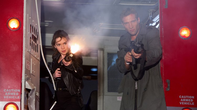 Emilia Clarke og Jai Courtney fyrer løs i Terminator Genisys (Foto: United International Pictures).