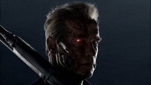 Det går hardt ut over Arnold Schwarzenegger i Terminator Genisys (Foto: United International Pictures).